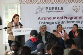 En Ajalpan, Gabriela Bonilla inicia entrega de paquetes escolares a menores indígenas