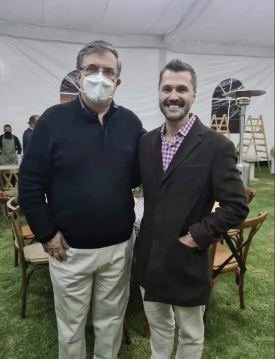 El Impostor que se Jacta de Demócrata (y el Valet de Ebrard)