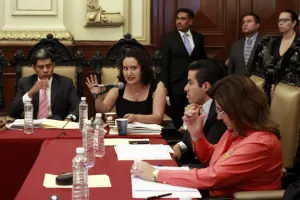 Aprueba cabildo nuevas licencias a Albizuri y Trauwitz para ausentarse de sus cargos