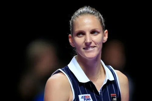 Karolina Pliskova derrota a Simona Halep; pasa a semifinales de WTA Finals