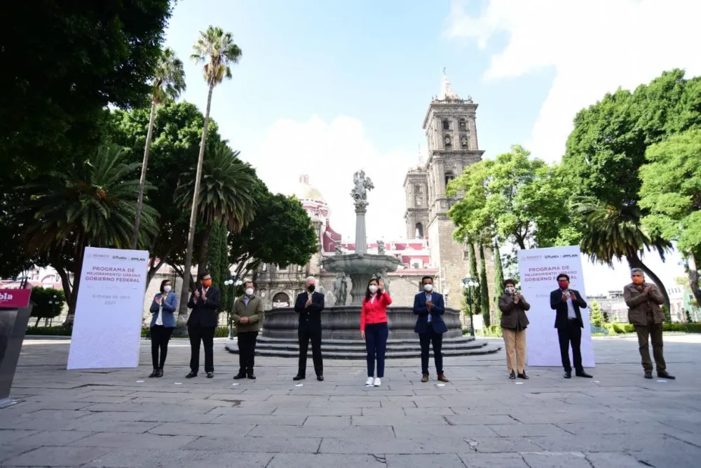 Entrega Ayuntamiento de Puebla renovación del zócalo capitalino 