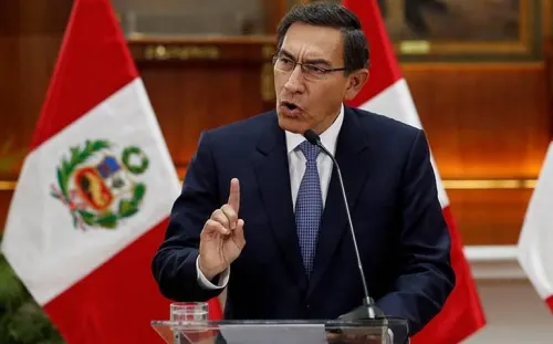 Martín Vizcarra, presidente de Perú, disuelve el Congreso