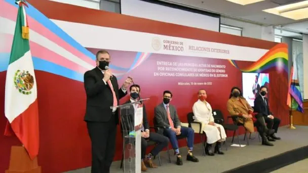Anuncia el canciller Marcelo Ebrard el pasaporte no binario