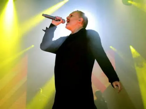 Miguel Bosé recuerda a víctimas de Manchester en Colombia