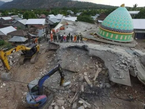 Se eleva a 387 la cifra de muertos tras potente sismo en Indonesia