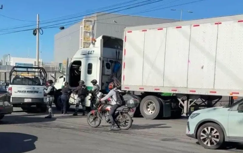 Recuperan tractocamión robado y detienen a un hombre en Cuautlancingo