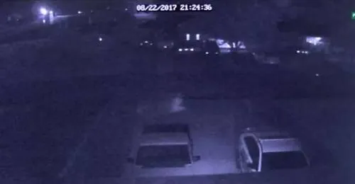 Estaban cenando y un fantasma pasó frente a su casa (video)