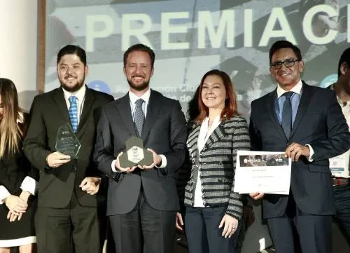 Recibe Luis Banck premio Gobernarte del BID por impulsar la innovación social