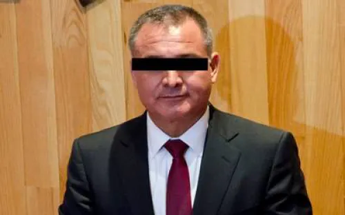 FGR asegura tres inmuebles de exsecretario de seguridad, Genaro N