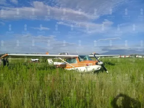 Aterriza de emergencia avioneta a unos metros de la UDLAP; tripulantes resultan ilesos