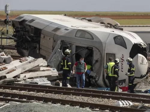 Tren choca contra auto en España; hay 2 muertos