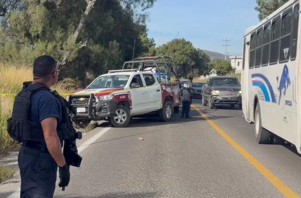 Hallan cadáver emplayado y con huellas de tortura sobre la carretera Amozoc-Nautla