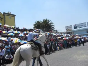 Abuchean a candidato del PRI en desfile en Ciudad Serdán