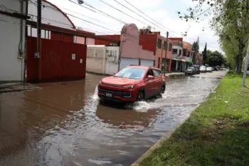 Calles inundadas y daños en infraestructura, dejan fuertes lluvias en el sur de Puebla