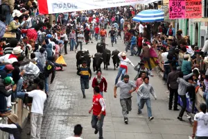 Reportan 14 lesionados en Huamantlada; tres por asta de toro