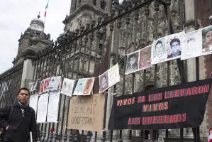 Padres de los 43 sí entregaron una carta al Papa; le dibujaron un México en crisis humanitaria