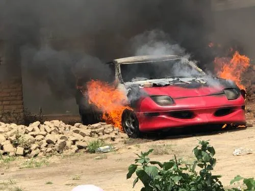 Vecinos de San Cristóbal Tepontla, Cholula, frustran asalto; queman auto de supuestos ladrones