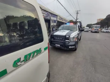 Chocan patrulla de la Policía Municipal y unidad de la ruta 12-A frente a La Fayuca