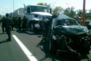 Tráiler aplasta a 5 autos lesionando a 18 y matando a menor