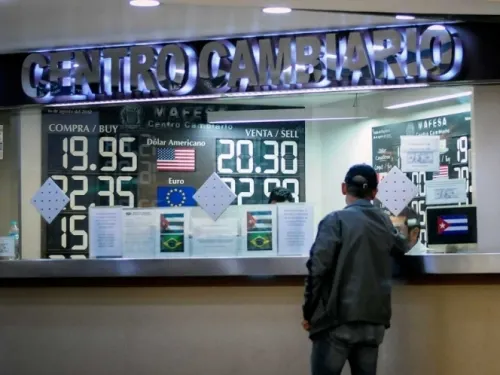 Se oferta el dólar en menos de $19 en el AICM