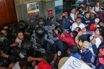 Habitantes de La Resurrección se enfrentan a policías; intentan derribar la puerta de Palacio Municipal con un tractor
