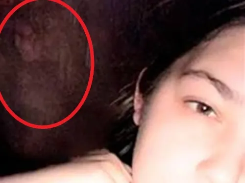 Joven se toma selfie y capta escalofriante ‘niña fantasma’