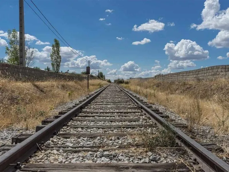 Joven se queda dormido en vías y tren le amputa las piernas y un brazo