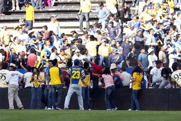 Riña en el Cuauhtémoc provoca caos en las tribunas