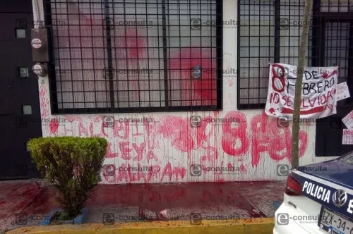 Colectivos universitarios vandalizan sede del PAN estatal en Puebla