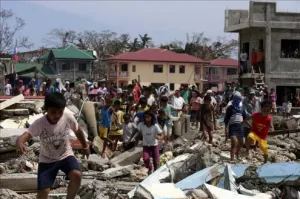 Van 2,275 muertos por tifón en Filipinas