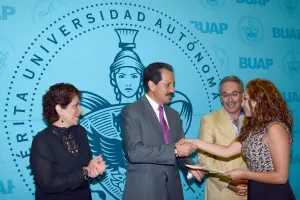Egresados BUAP obtienen premio a la excelencia Egel del Ceneval
