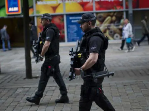 Suman 4 detenidos por ataque en Manchester; rastrean al kamikaze