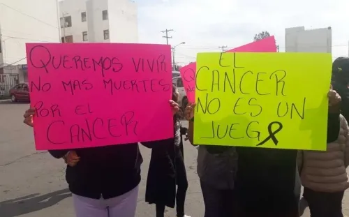 Se manifiestan mujeres con cáncer en Hospital del Norte por falta de medicamentos