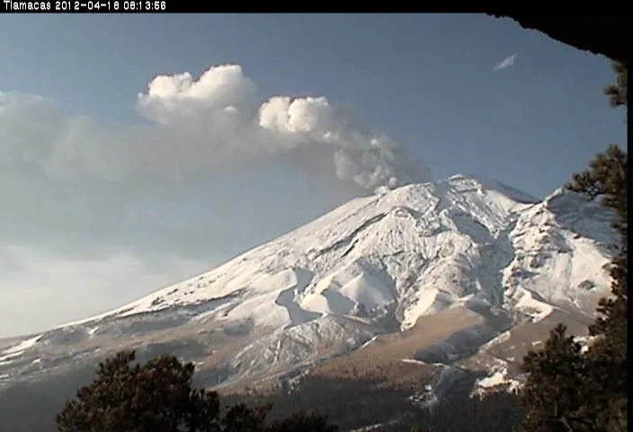 Popocatépetl lanza fragmentos incandescentes