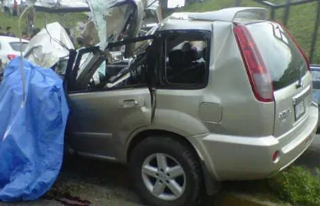 Ebrio choca camioneta y arrolla a dos personas al escapar