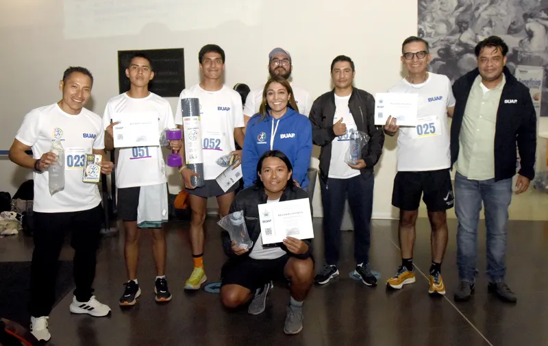 55 trabajadores de la BUAP participan en la Carrera Vertical 2026