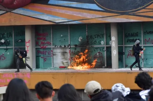 Encapuchados vandalizan torre de Rectoría en protesta estudiantil