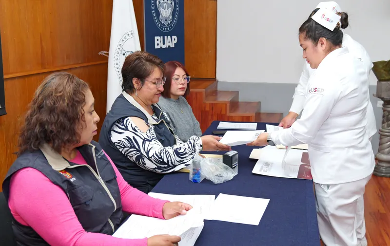 Concluyen formación profesional 91 enfermeras y enfermeros de la USEP
