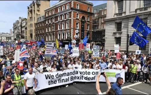 Miles marchan en Londres contra Brexit; exigen nuevo referendo