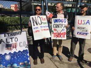 Apenas un puñado de mexicanos protesta en el Ángel y la Embajada de EU