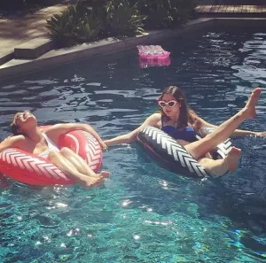 Hallan a hombre muerto en piscina de Demi Moore