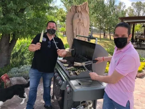 Gobernador de Querétaro asiste a ‘carnita asada’ en plena contingencia