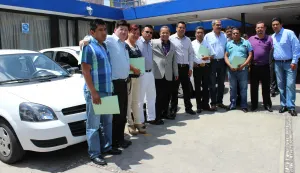 Segob entrega autos a presidentes auxiliares