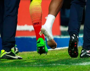 Neymar, fuera de las canchas un mes por lesión en tendones