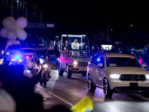 Tras ceremonia oficial, Papamóvil se dirige a Nunciatura