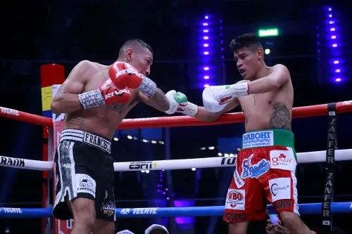 Con éxito se realiza en Puebla la pelea de Campeonato Mundial Supergallo de la WBO