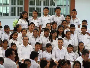 Peña Nieto inaugura el ciclo escolar en escuela donde estudió