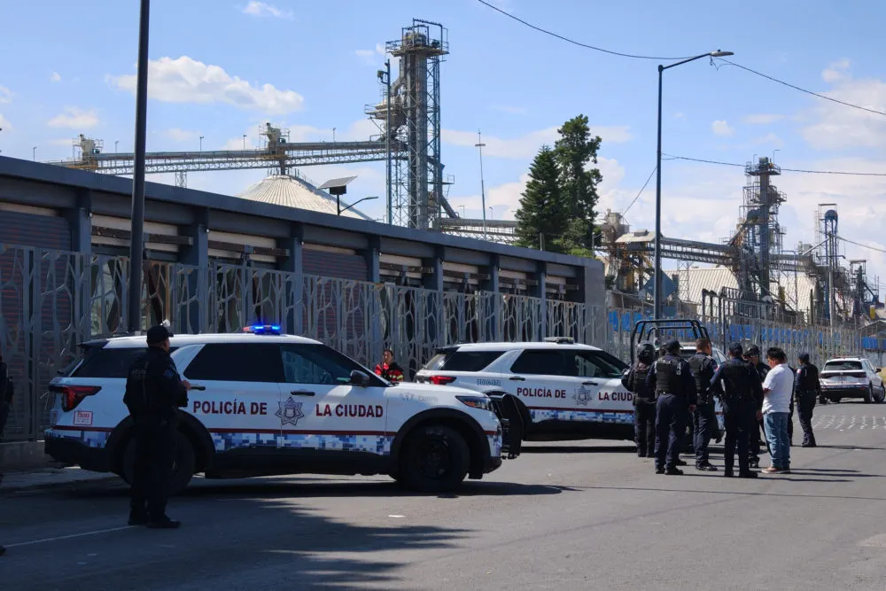 Comerciantes de la 28 de Octubre enfrentan a policías y rescatan a agresor en el mercado Hidalgo