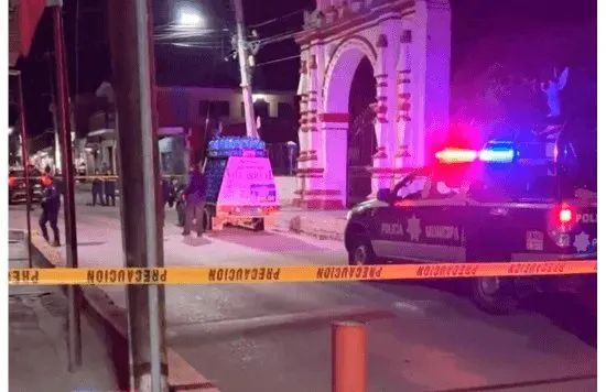 Balean a repartidor de agua frente a iglesia de San Juan Piaxtla, en Izúcar de Matamoros