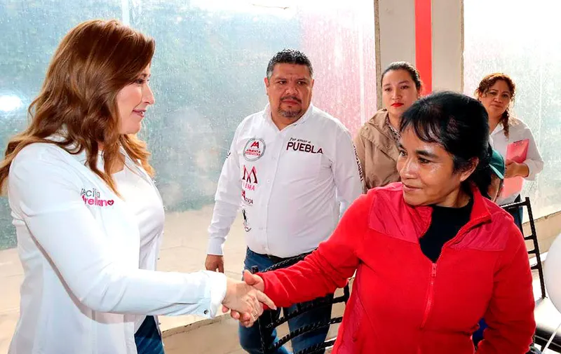 cecilia-arellano-entrega-pases-clinicos